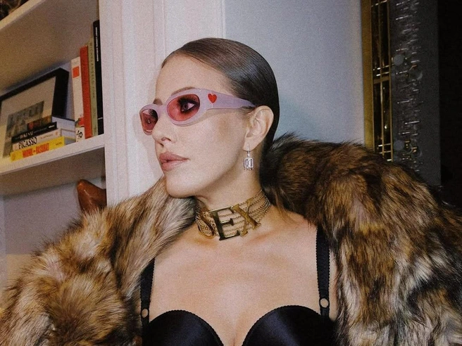 Не меньше, чем покупкой квартиры, Собчак гордится тем, что смогла ради праздника влезть в свой гламурный наряд | Источник: xenia_sobchak / Instagram.com (экстремистская организация, деятельность запрещена на территории РФ)