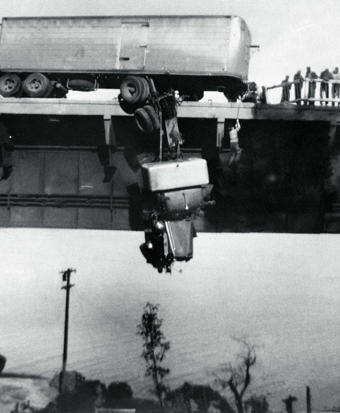 История одной фотографии: спасение повисших водителей, 1953 год