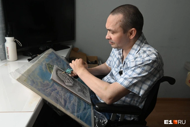 Андрей может рисовать двумя руками | Источник: Дмитрий Емельянов / E1.RU