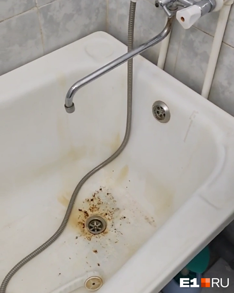 В платной палате есть туалет и ванна, но всё в неудовлетворительном состоянии | Источник: читательница E1.RU 