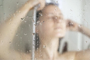 Вирусный тест из ТикТока: Укажите, что вы моете в душе первым делом, и узнайте, что это говорит о вашем характере