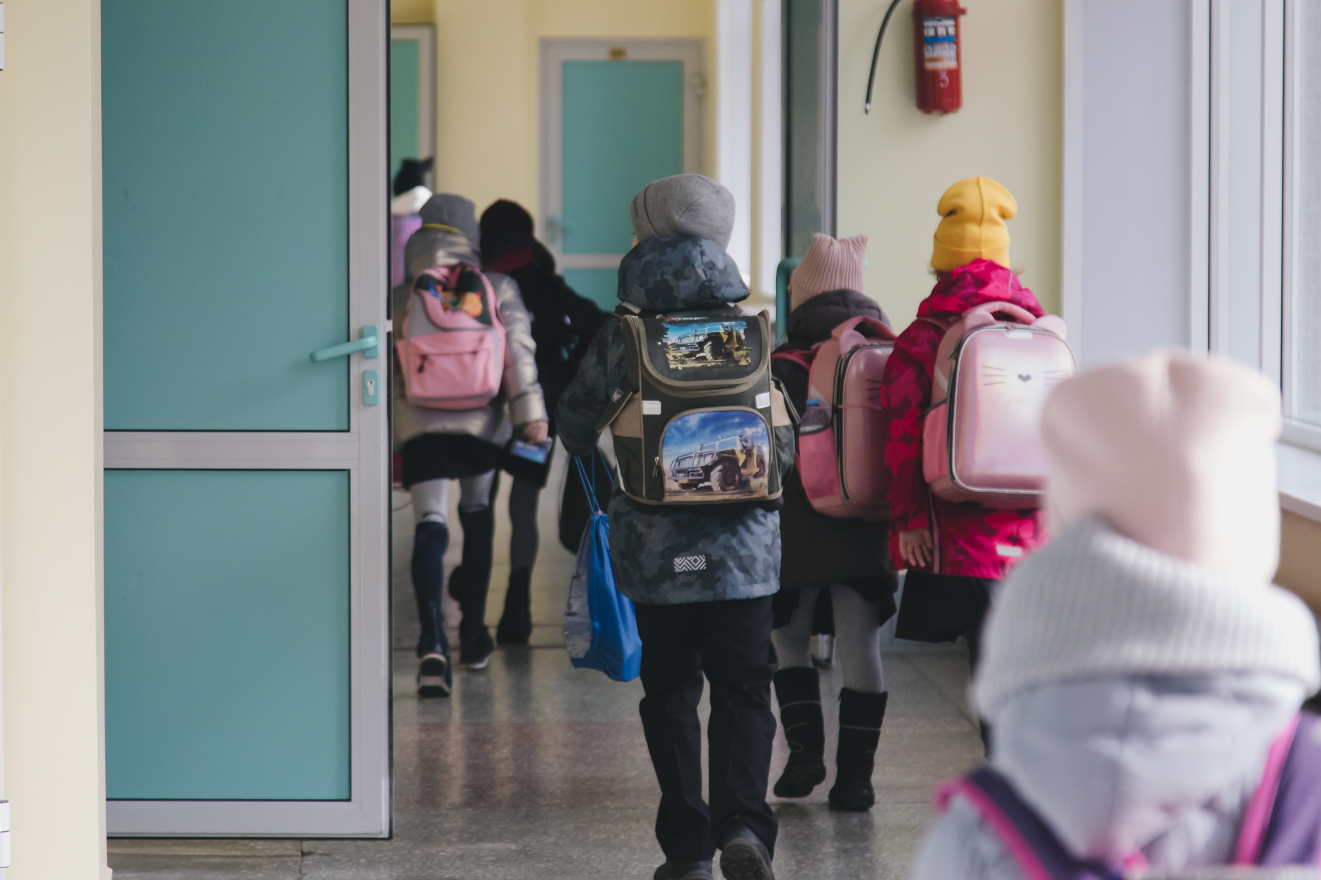 15 января школы. Карантин в школах декабрь 2022. Фото ребенок опаздывает в школу. Карантин в школах 2022 последние новости. Школа 74 Челябинск.