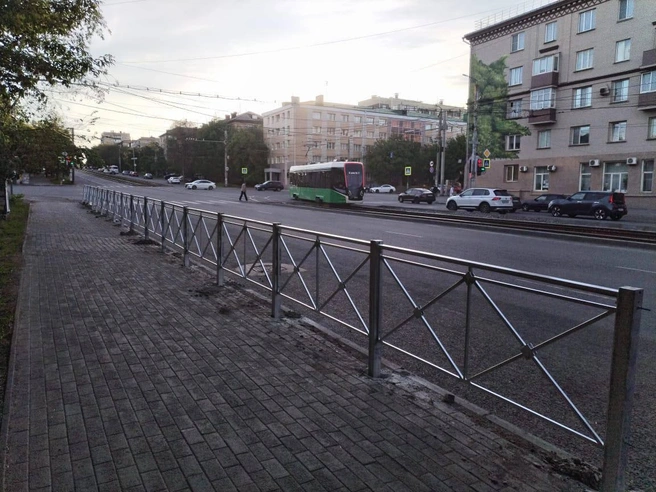Кучки земли, которые остались после установки заборов, уберут | Источник: Администрация Челябинска / t.me
