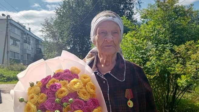Мария Чарикова принимает поздравления в честь своего 100-летия | Источник: ИД «Пресса»