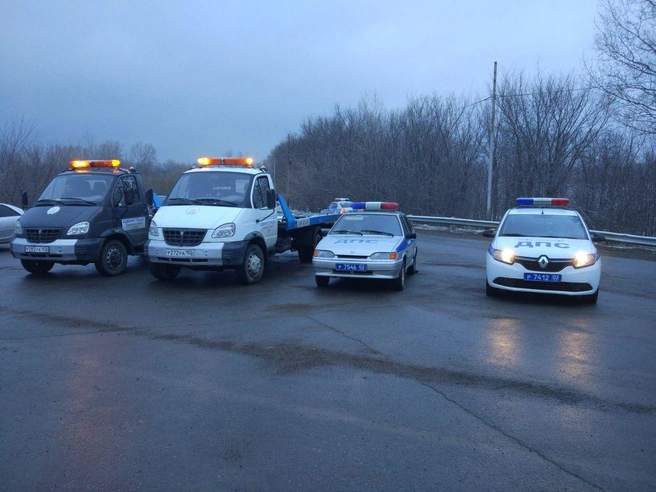 На дорогах выстраивалось по несколько экипажей ГИБДД и автомобили-эвакуаторы | Источник: ГИБДД по РБ