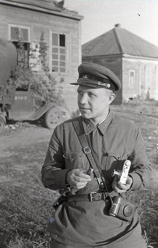 Евгений Подшивалов всю войну прошагал с винтовкой и фотоаппаратом | Источник: из семейного архива Евгения Подшивалова