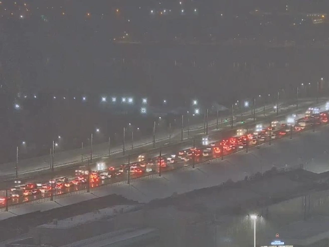 На Октябрьском мосту скопились пробки в направлении улицы Восход | Источник: «Электронный город»