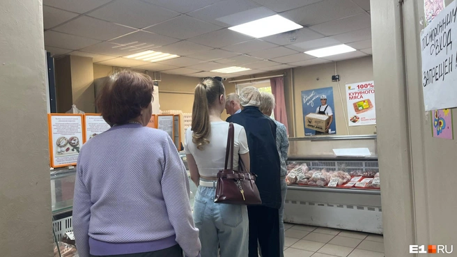 В магазине всегда собираются очереди | Источник: Софья Соснова / E1.RU