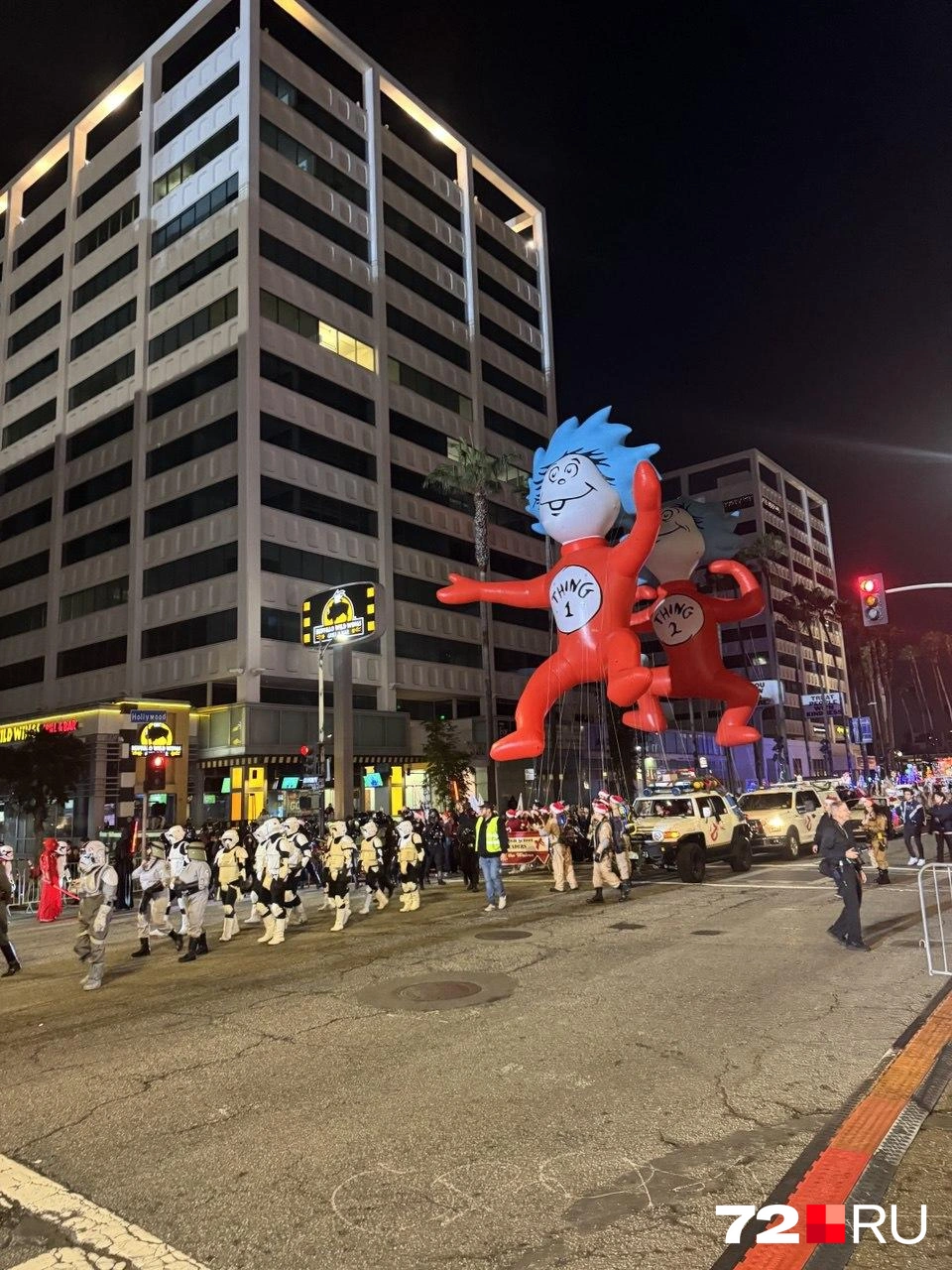 Классический рождественский парад в самом сердце Голливуда&nbsp;— в районе Аллеи Славы | Источник: читатель 72.RU