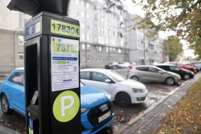 В Петербурге утвердили новые тарифы на парковочные абонементы | Источник: Сергей Михайличенко / «Фонтанка.ру»