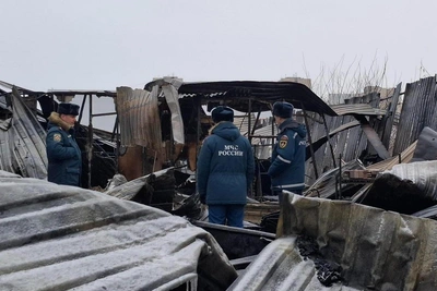 Volgograd Market Owners Clear Debris After Devastating Fire
