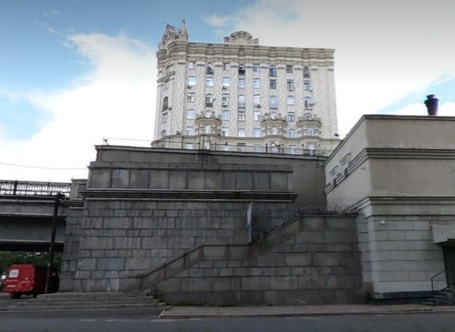 Кадр из фильма и современный вид на то же здание. Со времен съемок метромост частично реконструировали | Источник: yandex.ru/maps