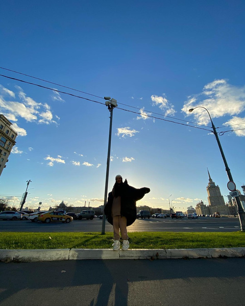 «Двухкомнатная куртка в центре Москвы»: певица Елка вышла гулять в необычном наряде