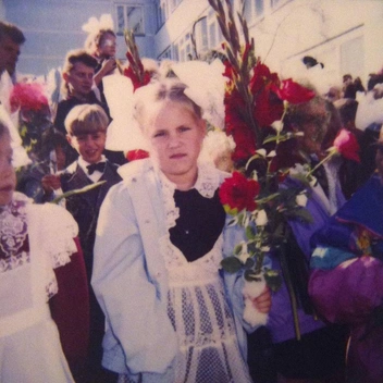 На линейке, с гладиолусами&nbsp;— все как полагается | Источник: Ксения Корнева
