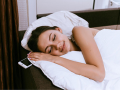 5 причин, которые заставят вас перестать класть телефон под подушку ночью
