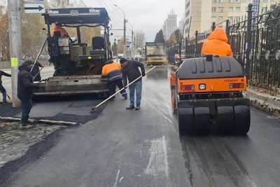 В Новосибирске уложили новый асфальт у остановки «Метро Заельцовская»