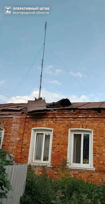 Посёлок Октябрьский Белгородского округа. При ударе ВСУ по этому дому ранена женщина | Источник: Оперштаб Белгородской области / max.ru