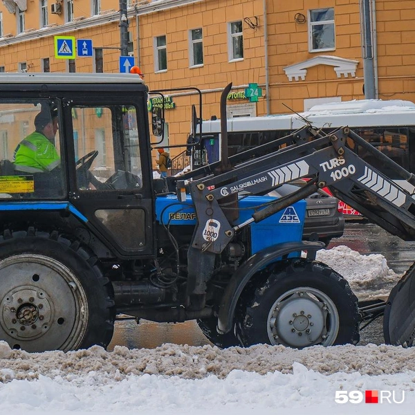 На пересечении Революции и Компроса работает трактор | Источник: Тимофей Калмаков / 59.RU
