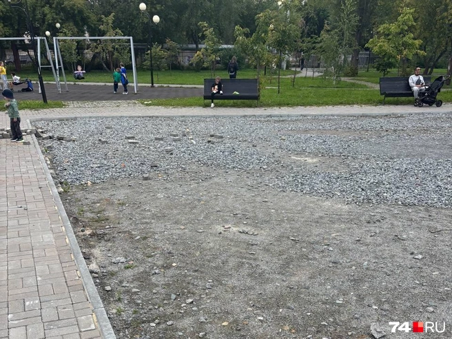 Центр сквера&nbsp;— большой пустырь с разваливающейся плиткой по периметру | Источник: читатель 74.RU
