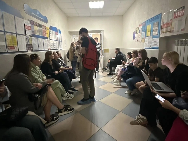 2 июня в школе приняли более 50 родителей — это лишь часть желающих записать детей | Источник: читательница E1.RU
