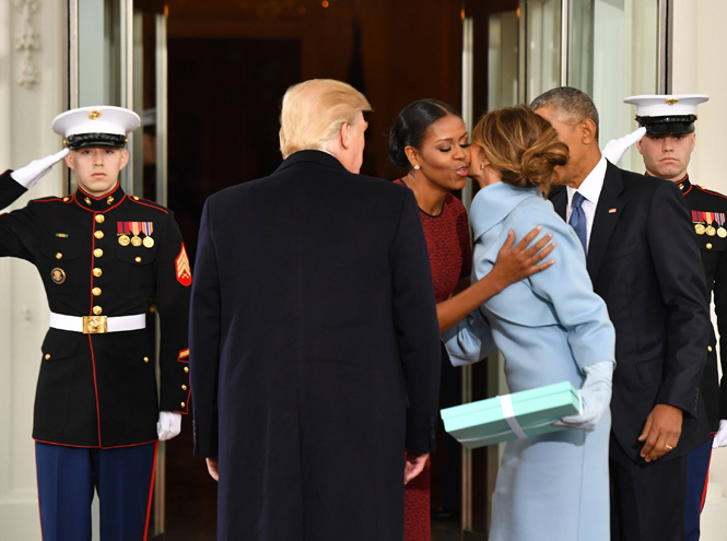 Фото №4 - Загадочная коробка: что подарила Мелания Трамп Мишель Обаме на инаугурации