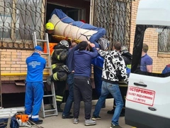 Судился с бывшей женой и не выходил из дома десять лет: как 400-килограммовый москвич довел себя до смерти
