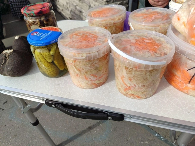 Среди заготовок также есть маринованные огурцы и квашеная капуста: 200 рублей за 1 килограмм | Источник: Мария Тищенко / NGS.RU