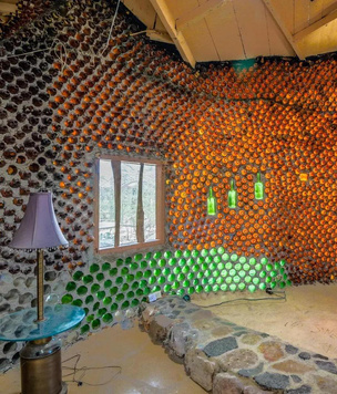 Как выглядит необычный дом из бутылок в Аризоне