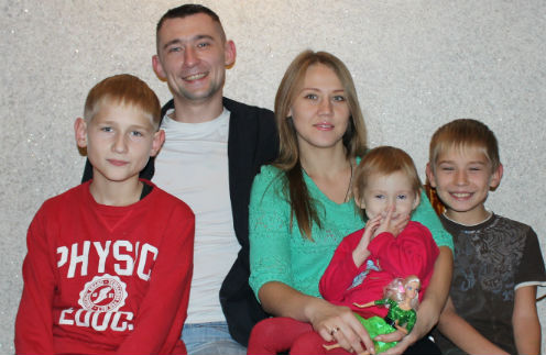 «Семья, дети – мое самое главное достижение», - говорит Талай. Слева направо: старший сын 12-летний Марк, Алексей и его жена Настя, 3-летняя Даша, 10-летний Влад