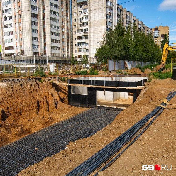 На перекрёстке улиц Пушкина и Крисанова работы с переносом коммуникаций продвигаются активнее | Источник: Тимофей Калмаков / 59.RU