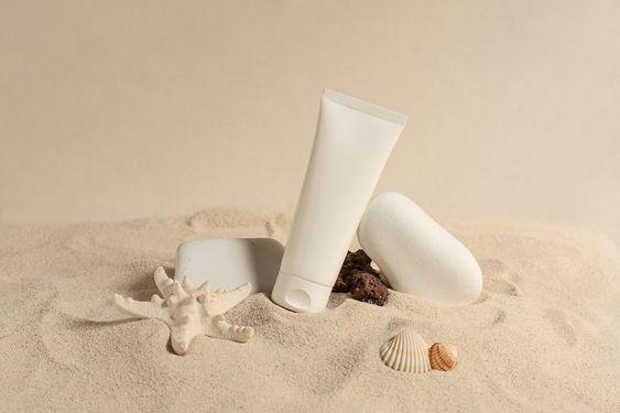 Место под солнцем: 5 популярных мифов о загаре от врача-дерматолога