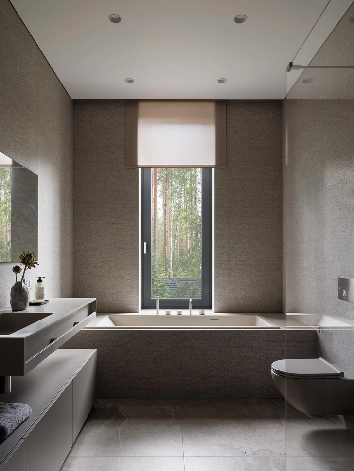 Раковина, зеркало, душевое ограждение и ванна, Rexa Design. Смесители, Quadro Design.  | Источник: Иван Сорокин. Стиль: Диана Ремизова