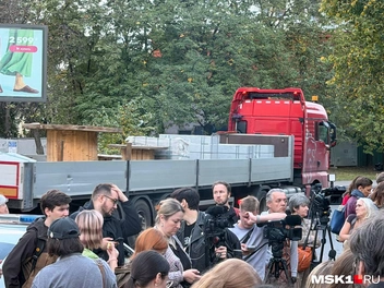 Люди пришли поддержать Мониаву | Источник: Елена Халматова / MSK1.RU