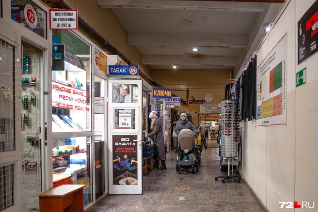 Павильонов было великое множество. В одной части рынка — продукты, в другой — одежда, обувь и различные мастерские | Источник: Ирина Шарова / 72.RU
