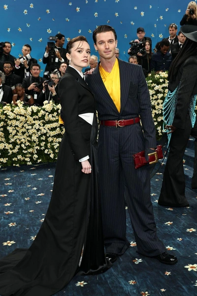 Звезды «Белого лотоса» Эйми Лу Вуд (в Priya Ahluwalia) и Патрик Шварценеггер (в Balmain) | Источник: Getty Images