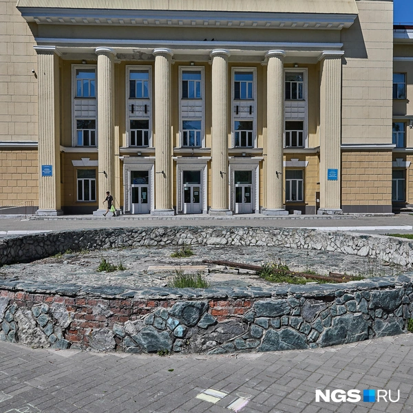 Фонтан не работает уже давно. Горожане считают, что если средств на его восстановление нет, то внутри можно разбить клумбу | Источник: Александр Ощепков / NGS.RU