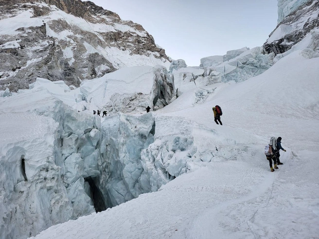 Ледник Кхуму&nbsp;— невероятно красивое и очень опасное место | Источник: Belkin online Everest 2022 / Telegram