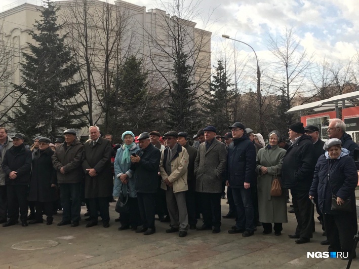 В Новосибирске торжественно открыли постамент для памятника (фото)