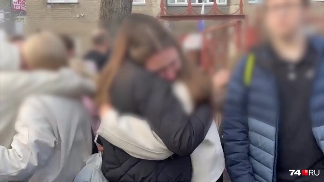 Выйдя из школы, они не могли сдержать эмоций после случившегося | Источник: Дарья Дубровских 