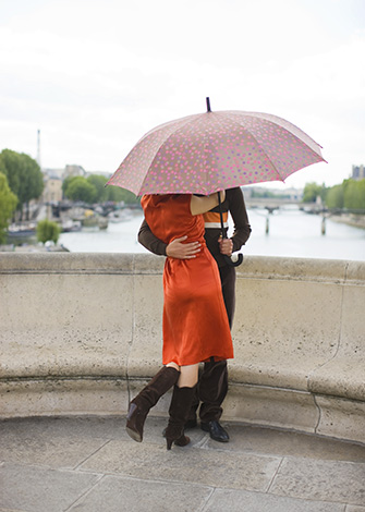 Мучжина и женщина под зонтом
