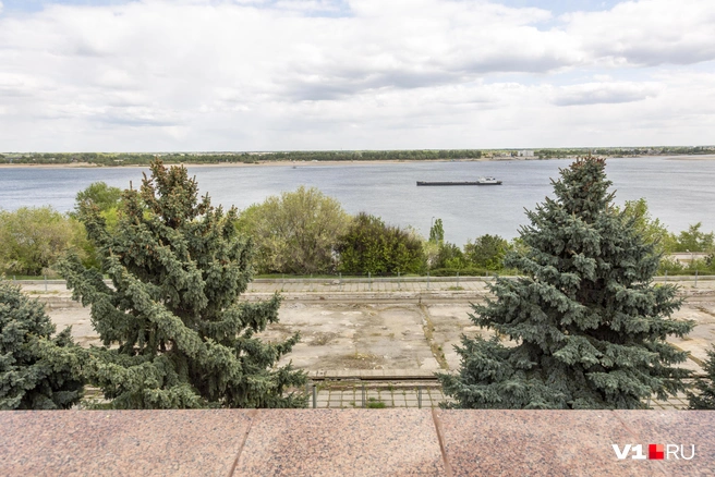 Сейчас место, считающееся объектом культурного наследия регионального значения, выглядит как поле бетонного лома | Источник: Константин Завриков / V1.RU