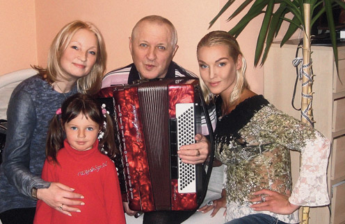 Настя с дочерью  Ариадной и мамой  Тамарой в гостях у папы  Юрия Волочкова