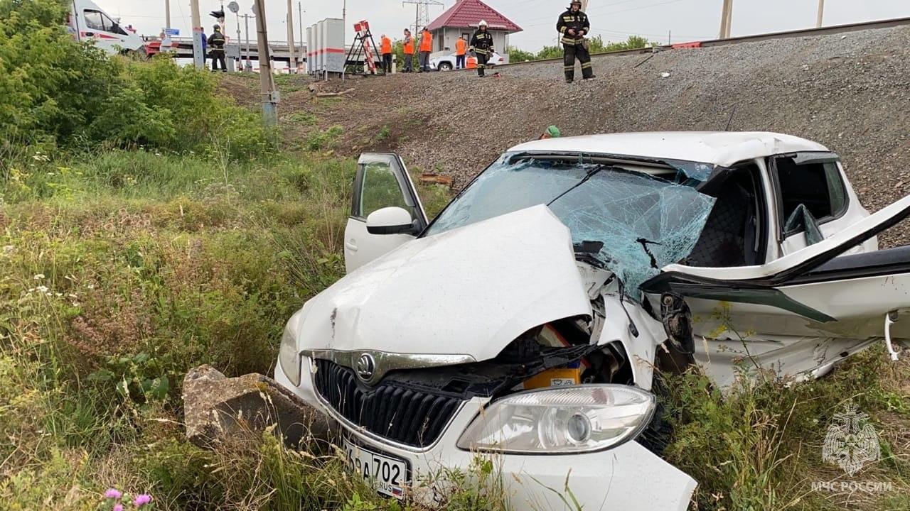 В Башкирии поезд врезался в автомобиль: есть пострадавшие - 4 августа 2023  - УФА1.ру