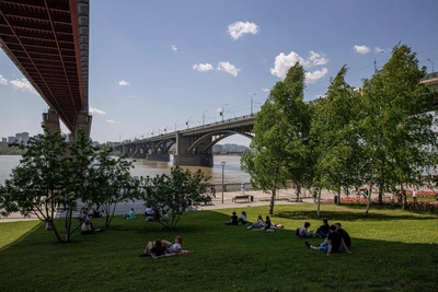 Трамваи на эстакаде четвертого моста и другие события 27 апреля