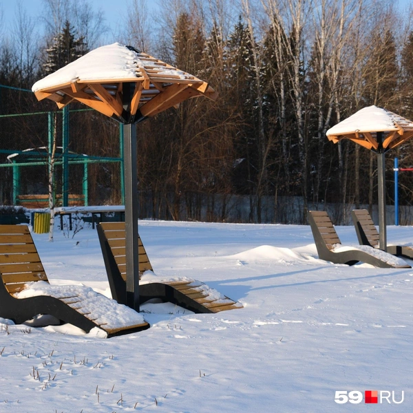 Лежаки ждут, когда вернется жара | Источник: Тимофей Калмаков / 59.RU