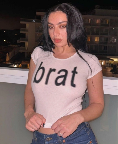 Что значит «brat» и при чем тут британская певица Charli XCX и зеленый цвет