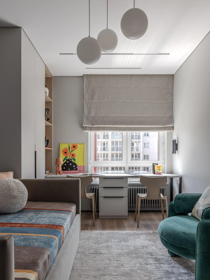 Корпусная мебель изготовлена на заказ, Beto Bardi. Стулья, Kartell. Настольная лампа, Qeeboo. | Источник:  Роман Спиридонов