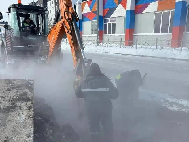 Аварии на теплотрассе на улице Металлургов происходят уже не впервые за эту зиму. | Источник: МинЖКХ Челябинской области / max.ru
