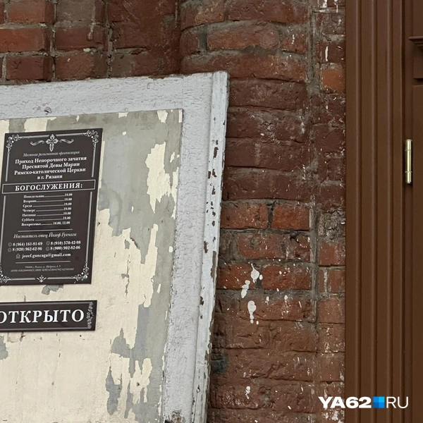 До Рождества у храма стояла старая дверь | Источник: Виктория Улитова / YA62.RU