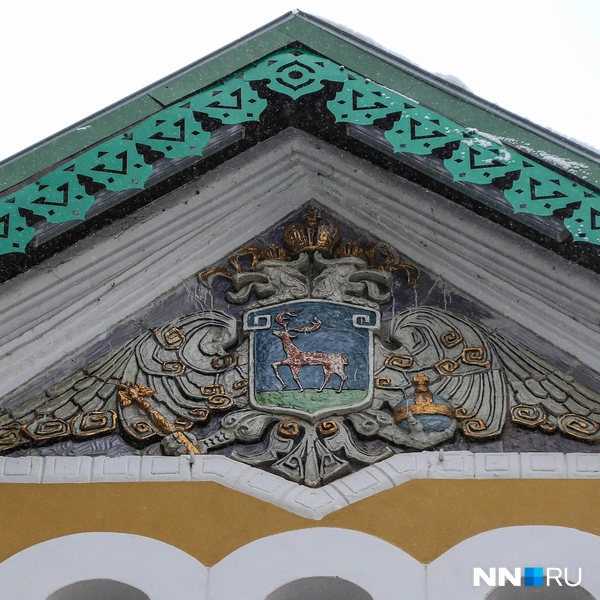 На фасаде здания изображены разнообразные панно | Источник: Наталья Бурухина / NN.RU